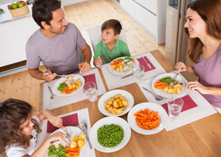 Family enjoying a healthy mean